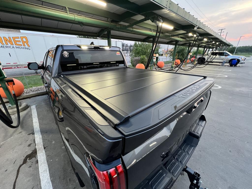 UnderCover 22-25 Toyota Tundra (NO Trail SE Bed Box) 78in. Bed Select Bed Cover